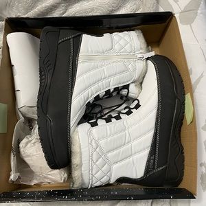 Tote Winter Boots size 8 Brand new